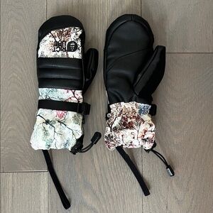 Women’s Ski Gloves with Pretty Floral Design